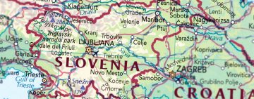 V Velenju postavili 26,5 metra visok mlaj